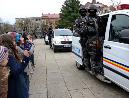 Ziua Poliţiei Române: Copiii şi-au făcut legitimaţii de poliţişti, s-au înghesuit să vadă armele şi să se pozeze cu câinii (FOTO)